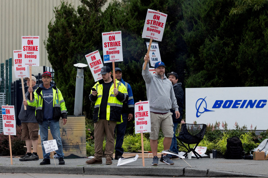 Boeing, Striking Union to Return to Negotiations on Monday