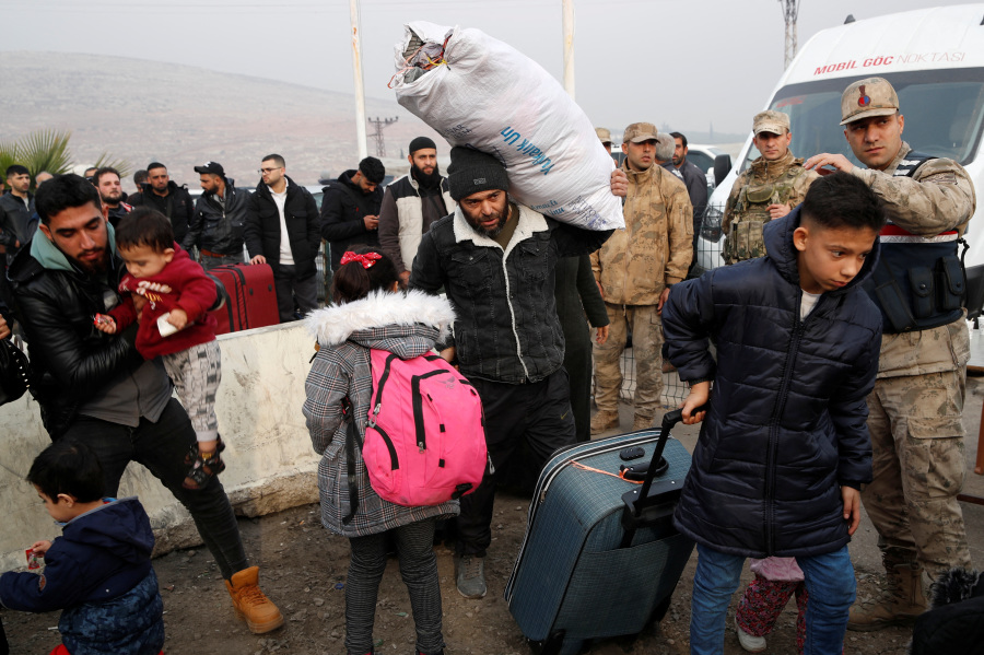 Large-scale refugee returns could overwhelm Syria, UN migration agency chief says