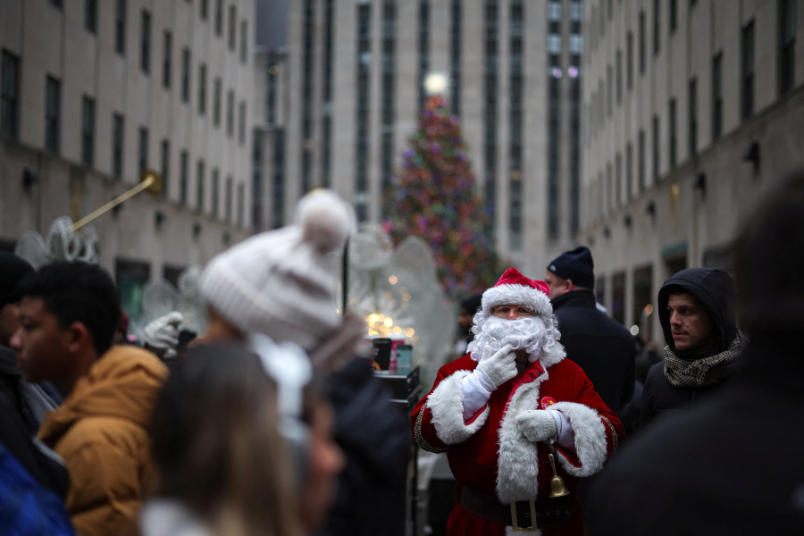 Santa Claus global flight to deliver presents underway