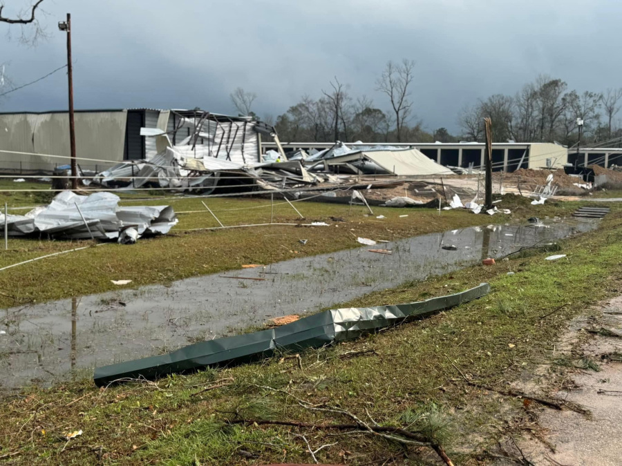 Thousands of flights delayed across the US, one dead in deadly tornado as storms hit holiday travelers