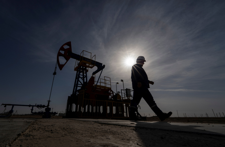 Oil Prices Climb on US Output Concerns, Potential Crude Inventory Drop