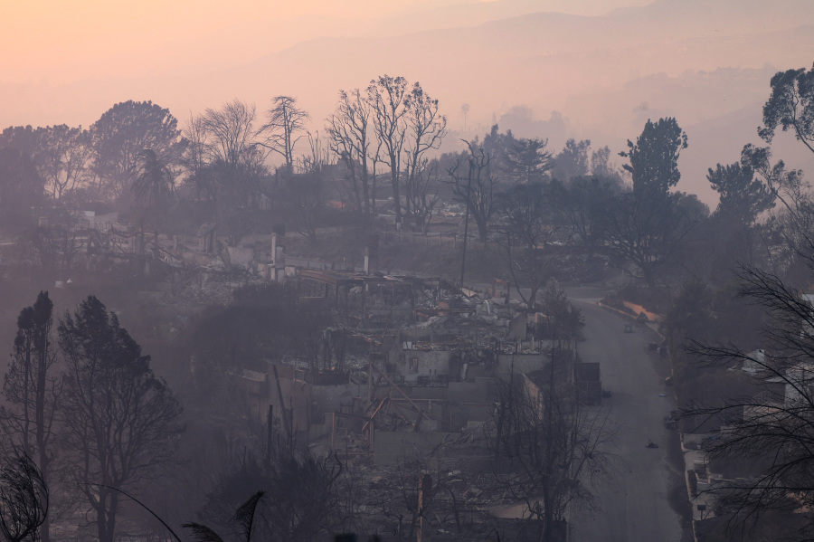 L.A. mayor, California governor criticized over fires as political clash ensues