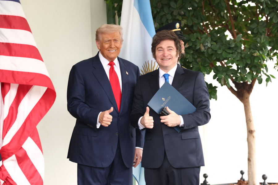 Trump meets Argentina s Milei as US advances $20 billion bailout