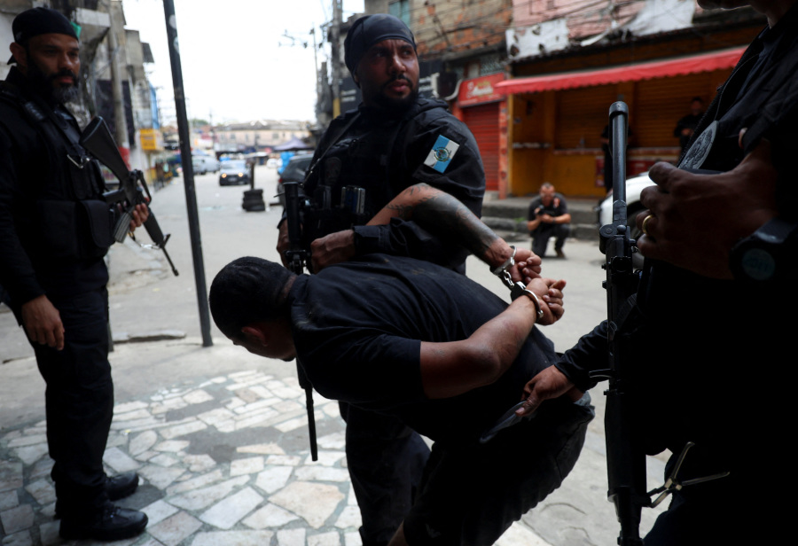 Rio police raids kill 64 ahead of climate conferences