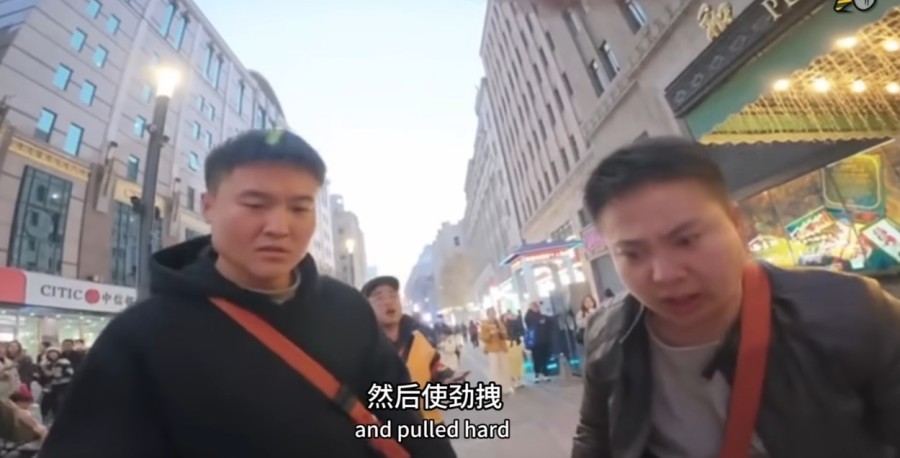 The White Paper Movement Marks Its Third Anniversary, and a Bizarre Flag-snatching Incident Occurred at the Bund in Shanghai