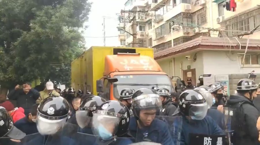 A Large-Scale Military–Civilian Clash Unfolds in Shanghai’s Hongkou District (Photos)