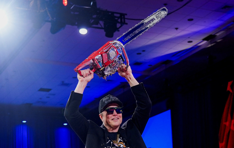 Elon Musk wields chainsaw at conservative gathering, a gift from Argentina s Milei