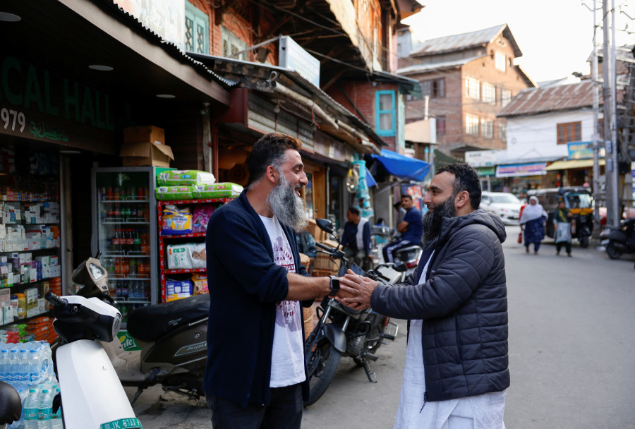 World reacts after India, Pakistan agree to stop firing