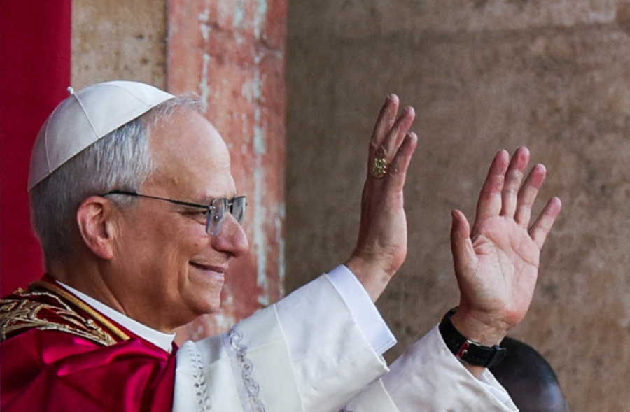 New Pope Leo XIV vows to bring light to world s "dark nights"