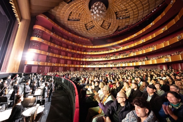  Shen Yun Is World-Class  — Opening Show at New York’s Lincoln Center Sells Out