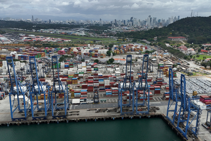 China detaining Panama-flagged ships amid battle over port control, FMC says