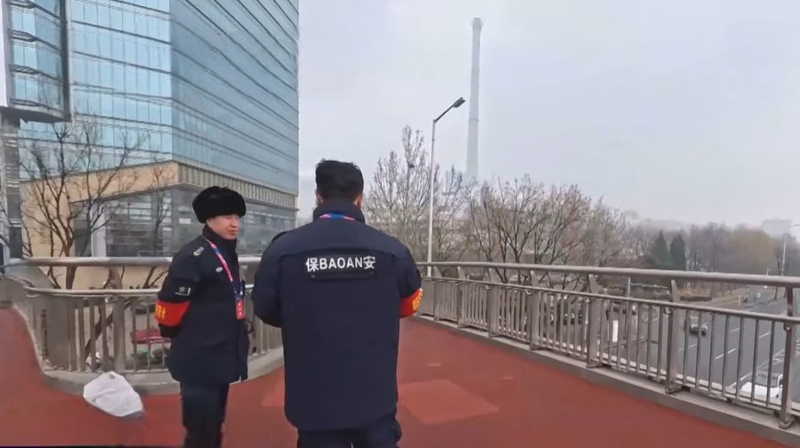 The Dynasty is Teetering on the Edge of Collapse, and During the Two Sessions, Beijing is Closely Monitoring Pedestrian Bridges