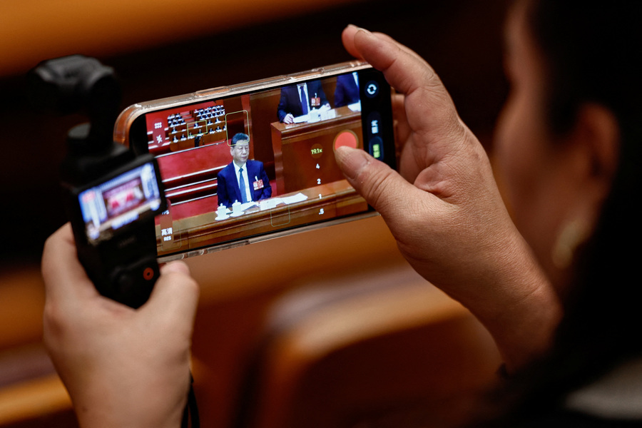 US considers new crackdown on Chinese telecom companies