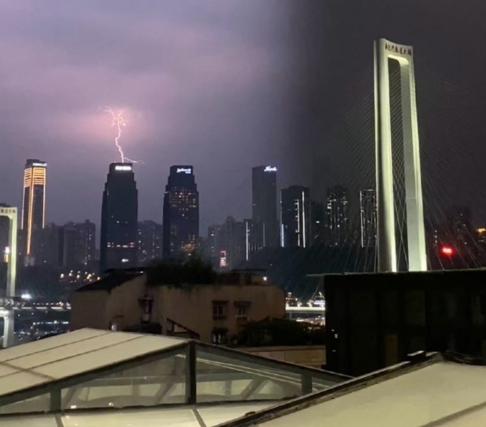 Chongqing Shidai Fengjun Struck by Lightning:  Divine Retribution  Sparks Enthusiastic Reactions