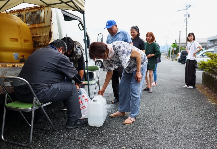 Japan quake survivors battle thirst, heat as toll rises to 17