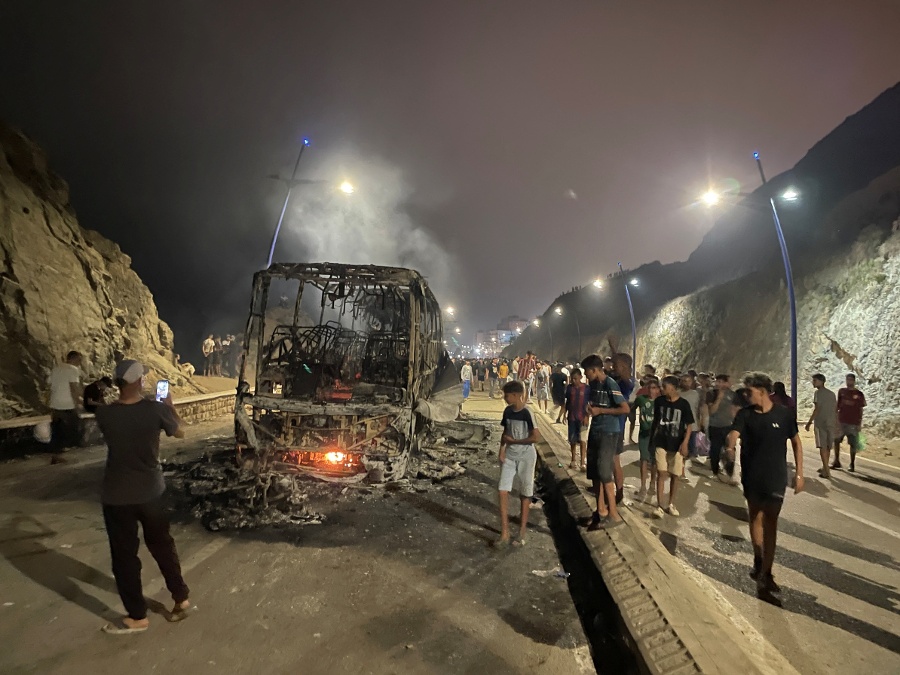 Sleepless night near border of Spain s Ceuta as migrants torch vehicles