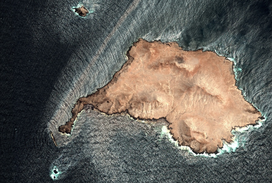 Oman says grounded tanker oil spill covers 400 square km