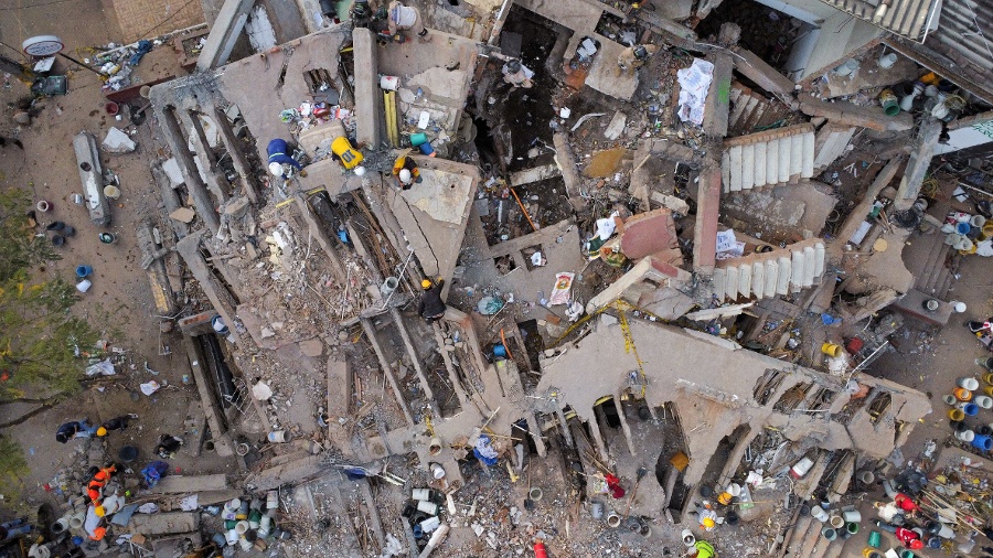 Search for Colombia earthquake survivors stretches into third day