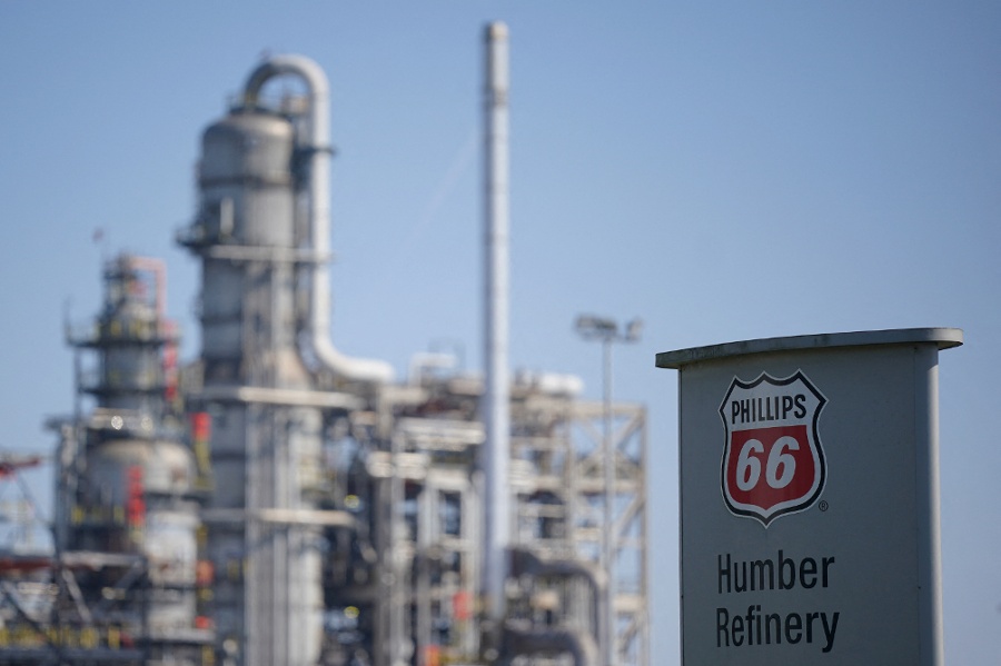 Top US refiners see profits soar, step up investor rewards