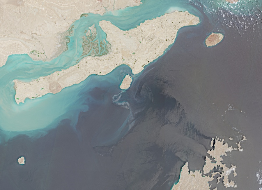 Two slicks appear in Gulf as huge oil spill off Oman threatens disaster