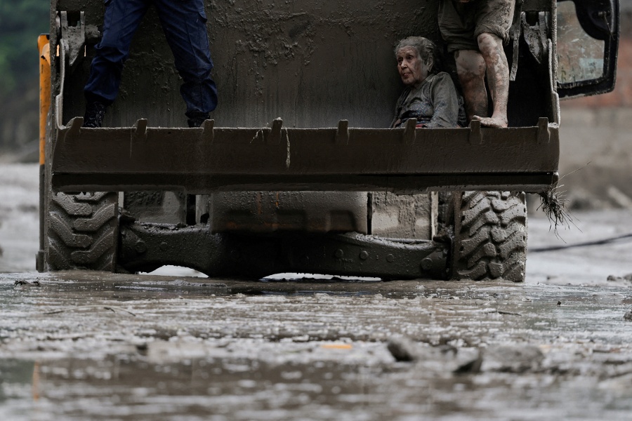 Rescuers search for survivors after devastating Nepal flood