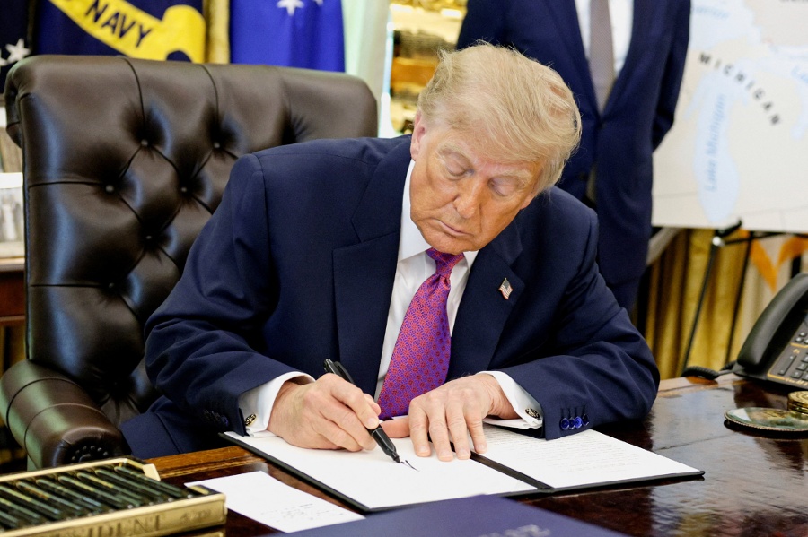 Trump signs order to rename Lake Ontario as Lake America