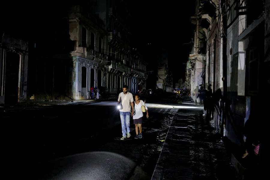 Cuba s national electric grid collapses, plunging island into darkness