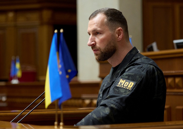 Ukraine defence chief pledges  clear  war plan to win early loan release