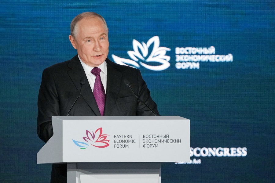 Putin cites chance of peace deal, Ukraine sees  new dynamic 