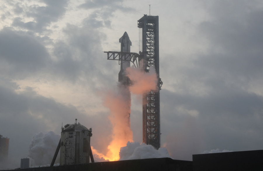 SpaceX Catches Giant Starship Booster in Fifth Flight Test