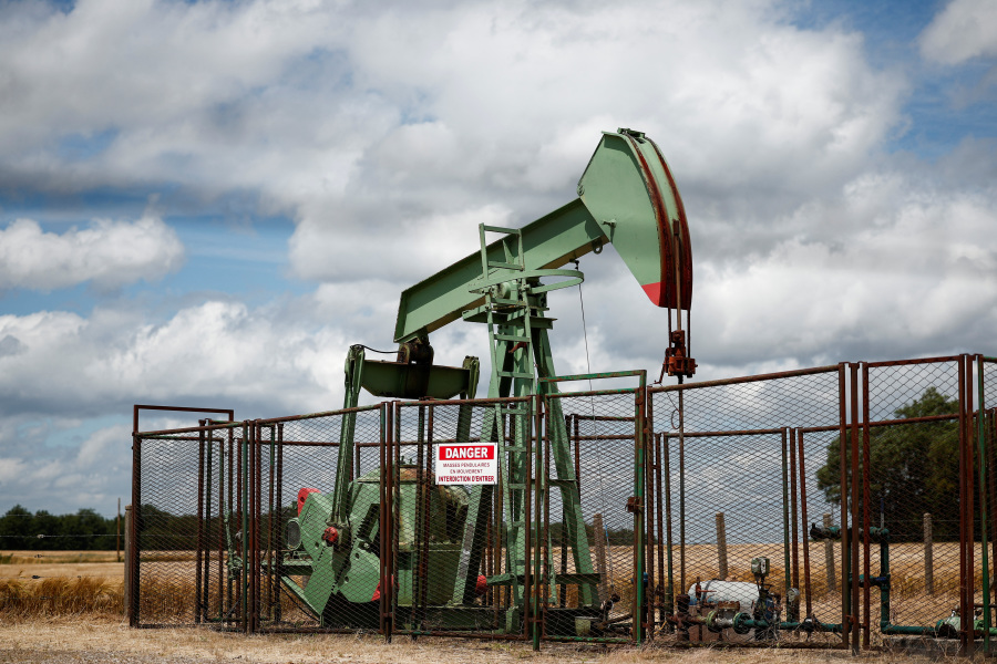 Oil Prices Fall by More Than $1 on Deflation Worries in China