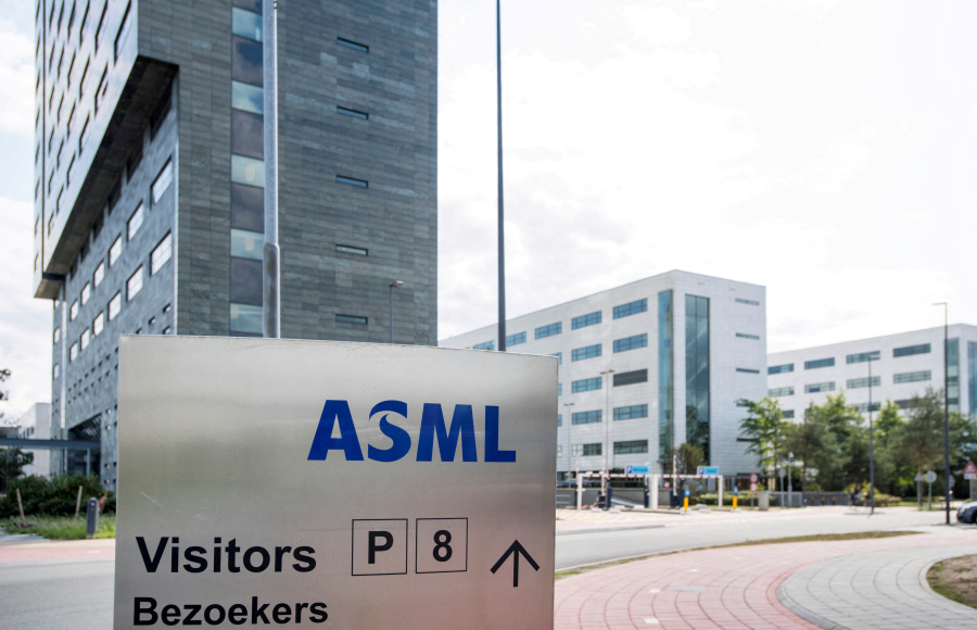 ASML Draws Investor Scrutiny After Warning Shocks Global Chip Markets