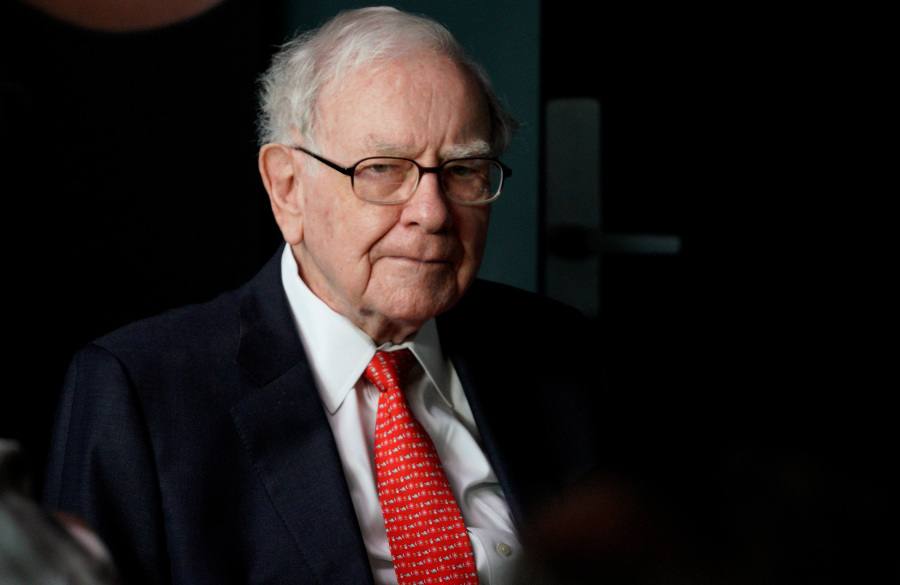 Warren Buffett says he won t endorse investment products or candidates