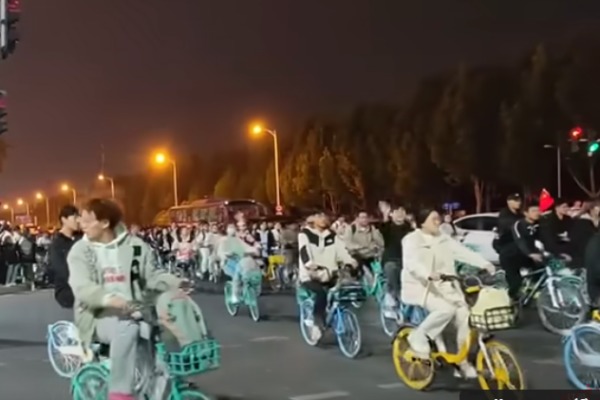 Students’ Night Rides Lead to Campus Lockdowns in Henan: Analysis Says CCP Creates Its Own Enemies