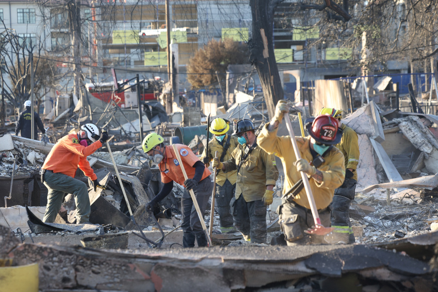 Los Angeles firefighters on alert for return of extreme winds