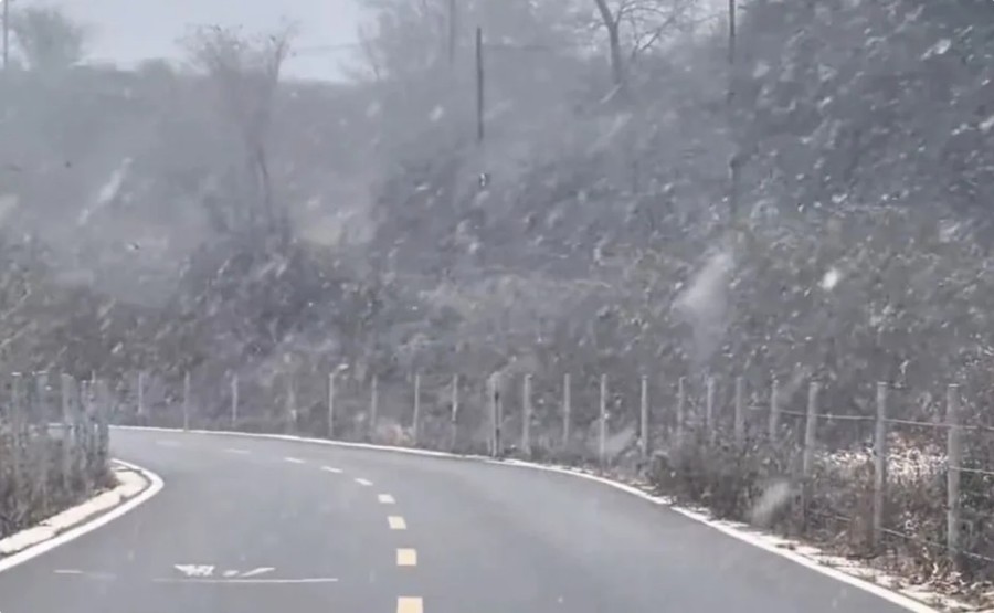 Beijing s Unusual Early Snowfall: Netizens Comment on  The City is Blanketed in Snow for Mourning 