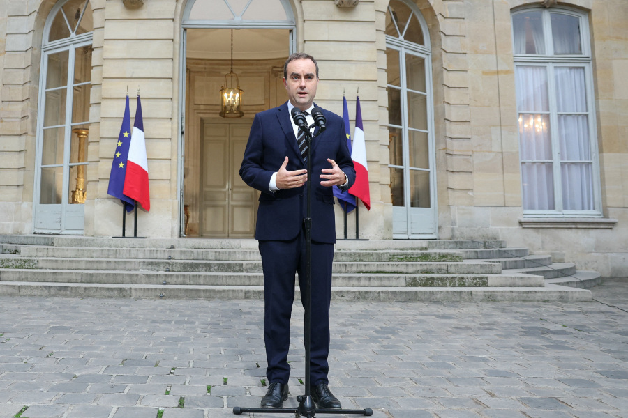 French government quits just hours after being appointed, deepening political crisis