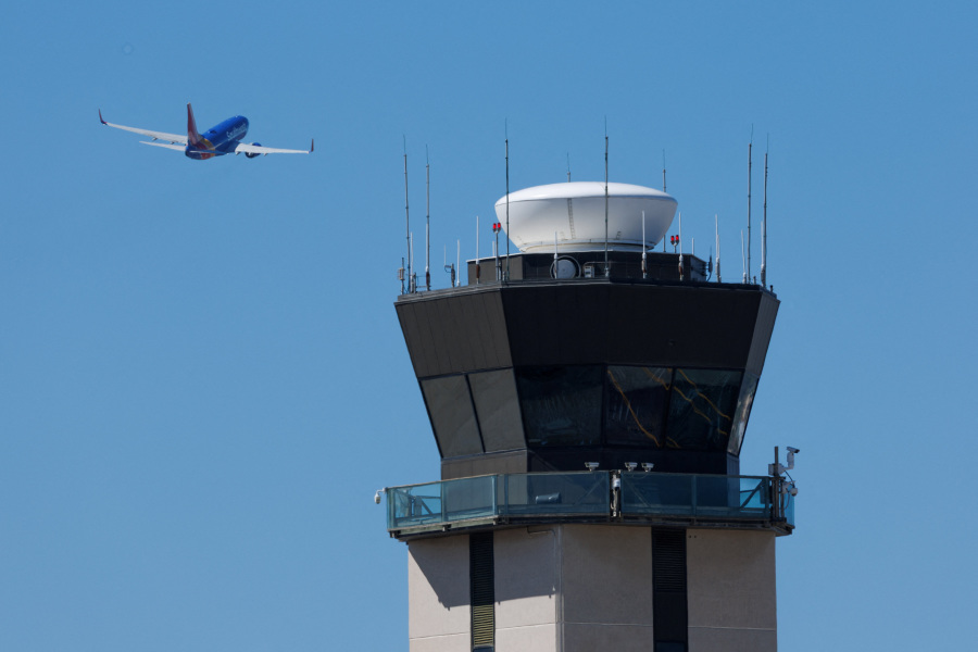 US air traffic controllers urged to stay on job despite government shutdown