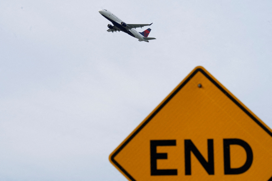 US airlines cut hundreds of flights Friday after FAA shutdown directive
