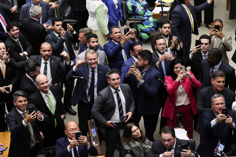Brazil s lower house approves bill to cut Bolsonaro s jail term