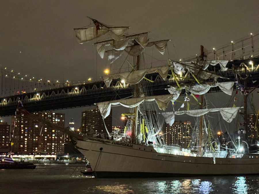 Mexican Navy tall ship crashes into Brooklyn Bridge, injuring 19