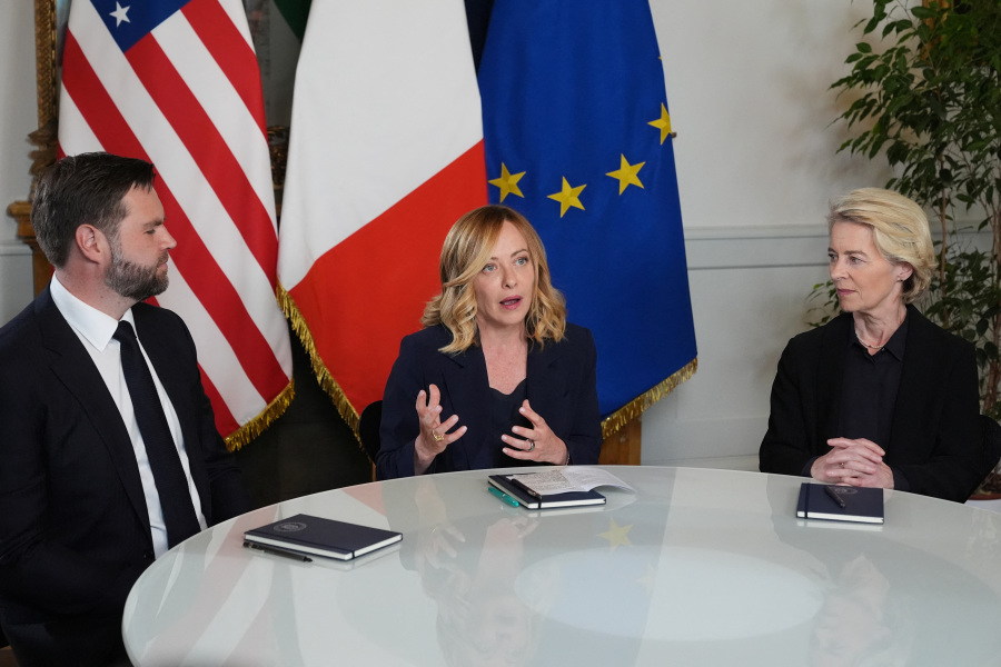 U.S. vice president meets EU Commission chief, hopes to move forward trade talks