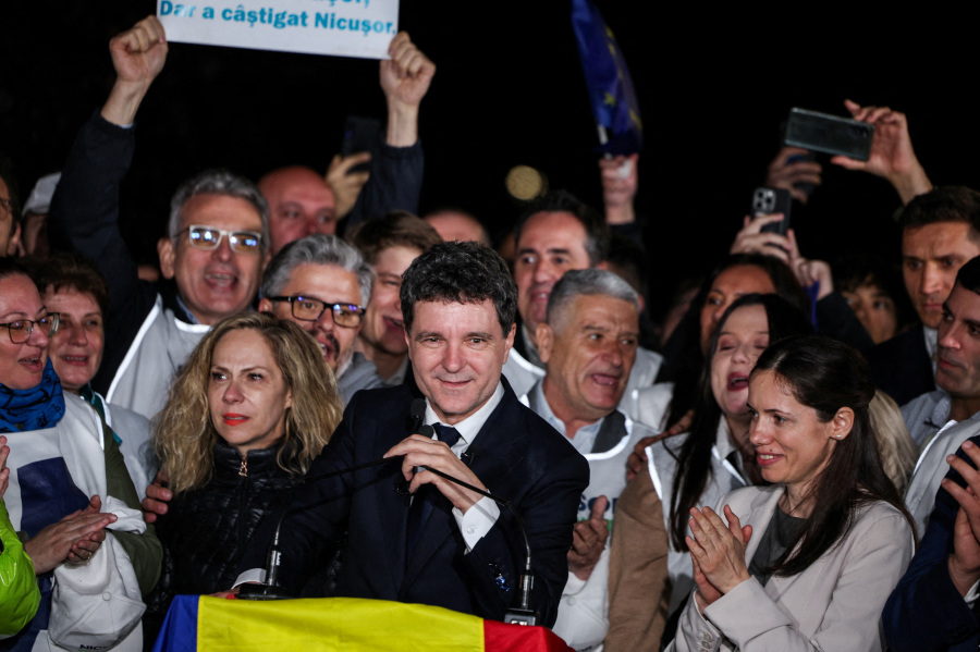EU leaders relieved after centrist Dan wins Romanian presidency