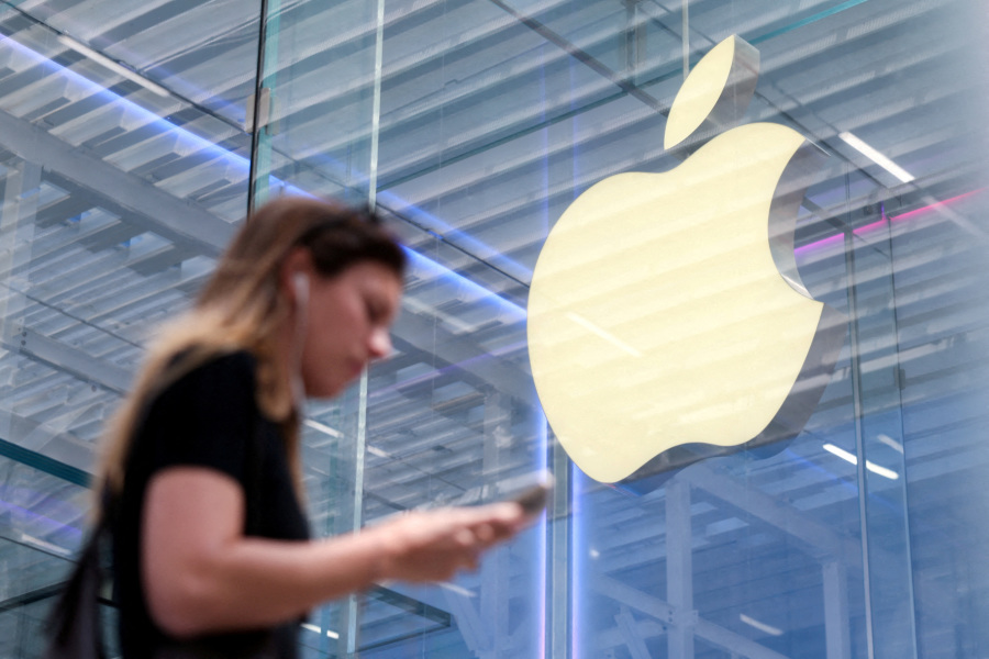 Trump warns Apple of 25 tariffs if iPhones not made in US