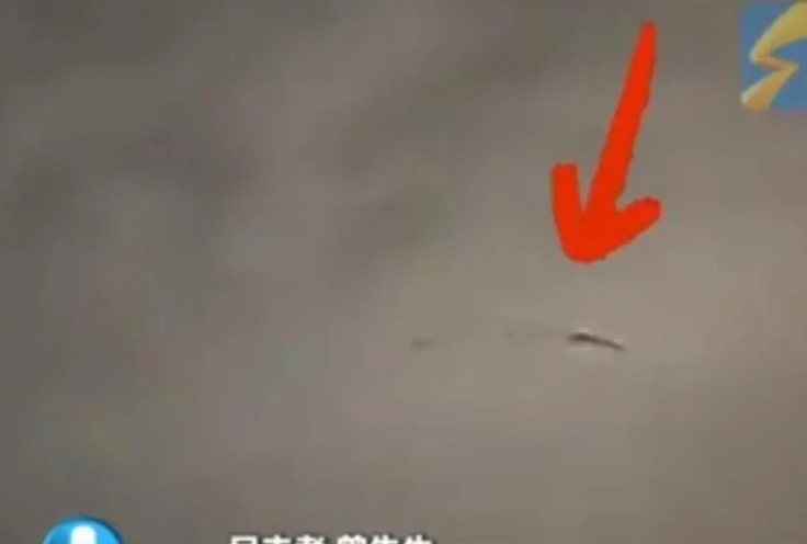 "Three Dragon-like Objects Appear in the Night Sky of Xi an" Trending on Major Platforms