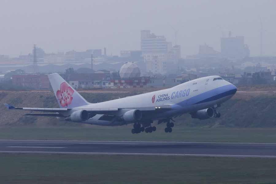 Taiwan s China Airlines orders 14 Boeing 777X planes