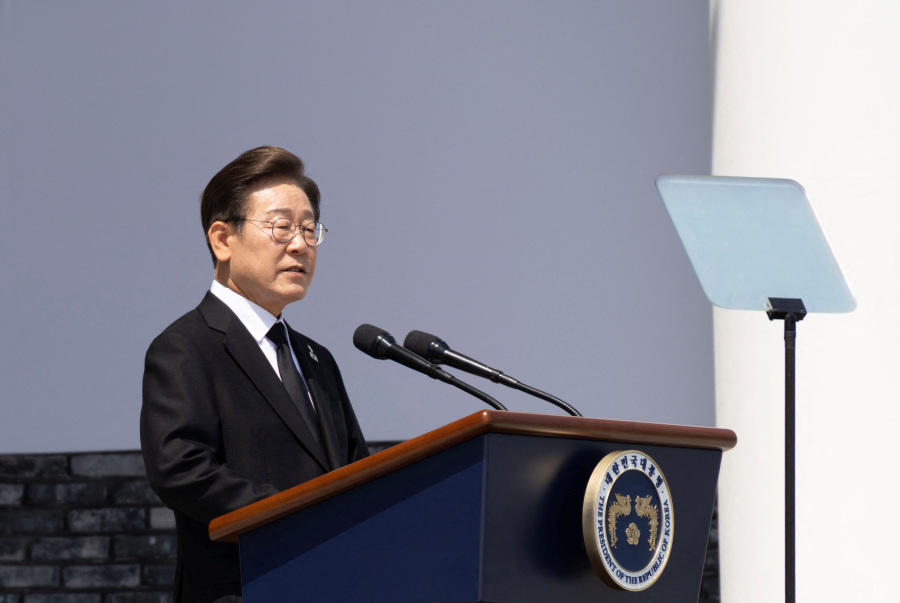 South Korea s Lee, Trump agree to work towards swift tariff deal, Lee s office says