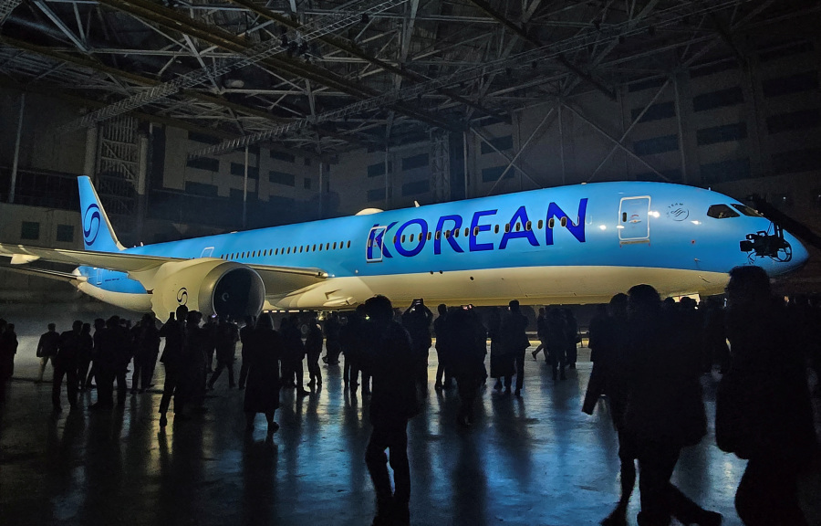 Korean Air expected to announce order for about 100 Boeing airplanes, sources say