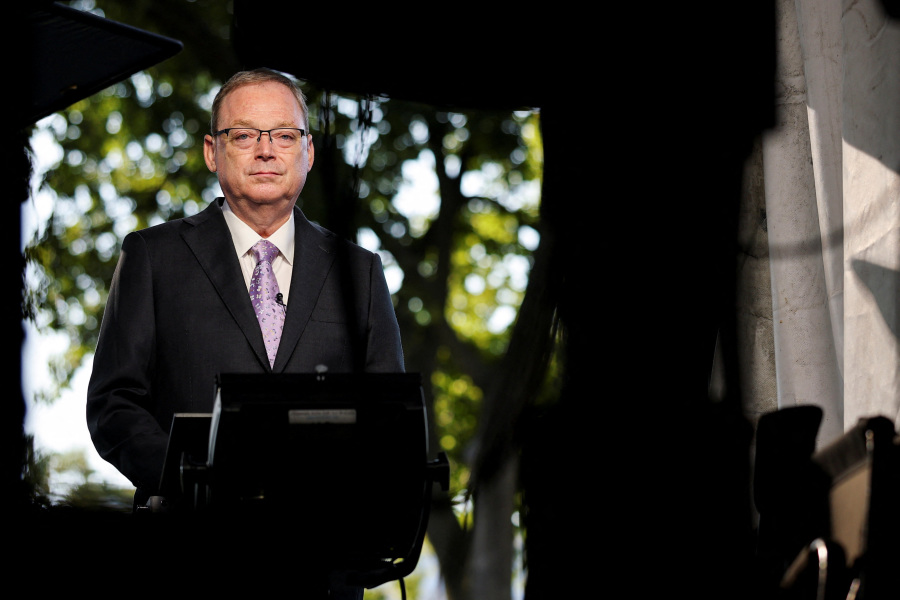 White House adviser: Apple likely to make investment commitment