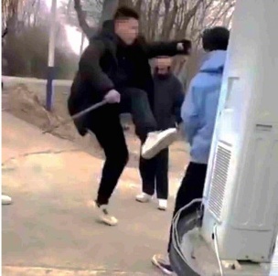 Police Arrest Protesters Using Pig Transport Cages – Jiangyou Bullying Incident Only the Tip of the Iceberg